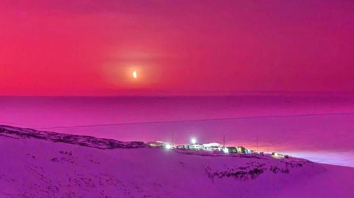 अंटार्कटिका में आसमान का रंग हुआ गुलाबी